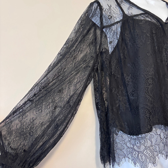 And Now This Women's Medium Black Lace V-Neck Button-Front Cropped Top NWT - Picture 5 of 7